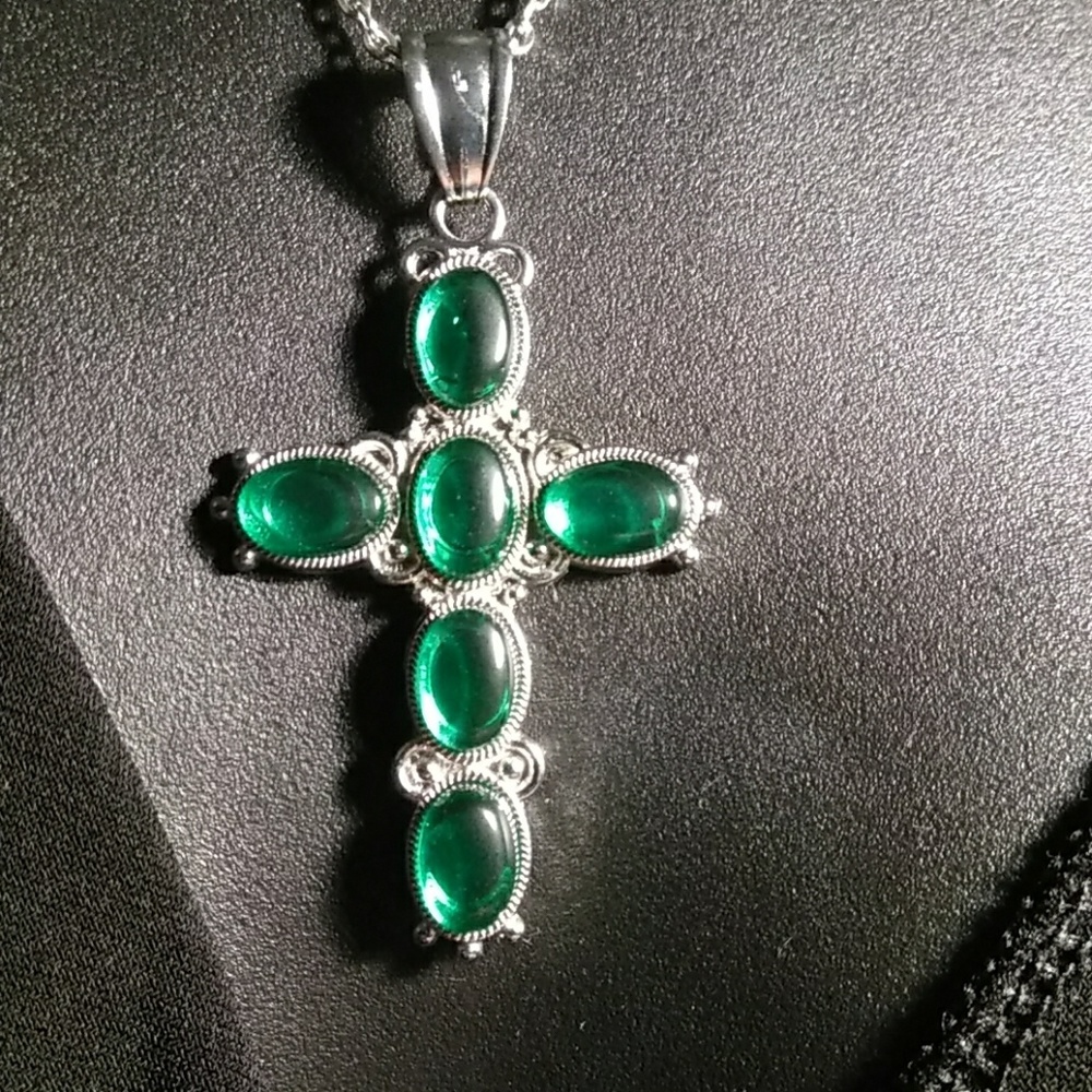 Semi precious gemstone emerald quartz cross penden